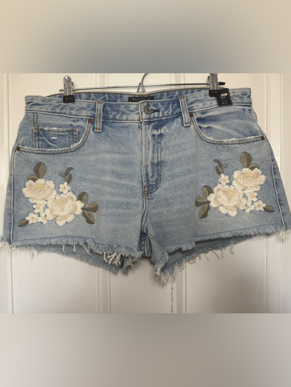 Abercrombie & Fitch NWT Harper Low Rise Floral Embroidered Denim Shorts - 14